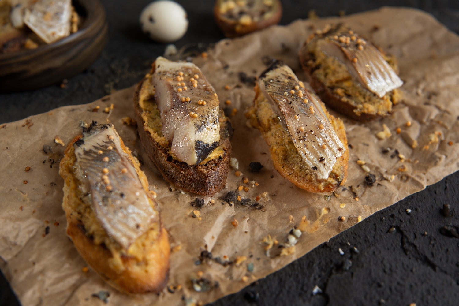 Croques Marins au Hareng Poêlé à la Sauce Moutarde et Cheddar Fumé